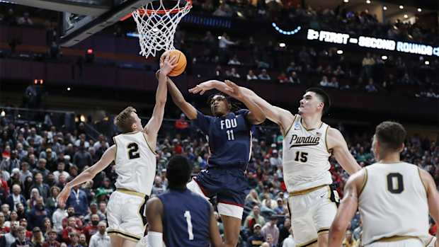 Fletcher Loyer, Zach Edey shot block march madness